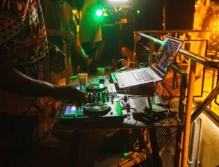 Вечеринка под разводными мостами с диджей-сетом